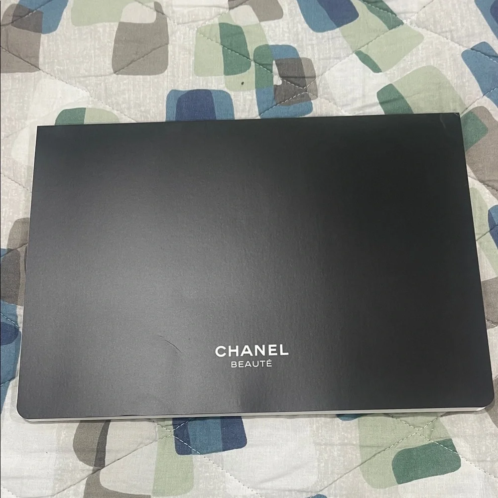 CHANEL Beauté Sleek Desk Calendar 📆